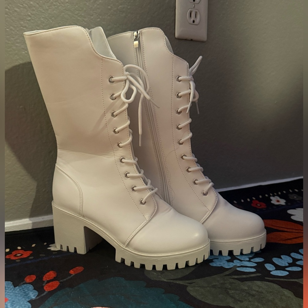 Stylish White Lace-Up Women's Boots